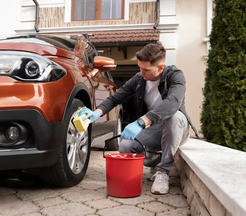 Lavage auto à domicile Aumale : professionnel intervenant sur un véhicule